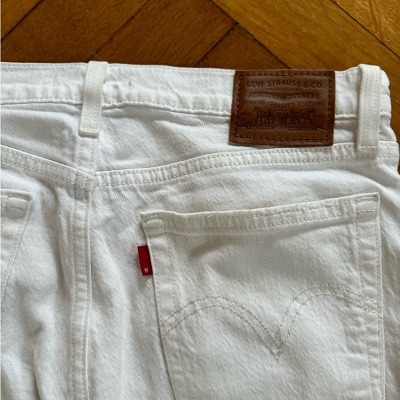 Levi’s Women’s Premium Wedgie Straight Jeans in White - Picture 9 of 13